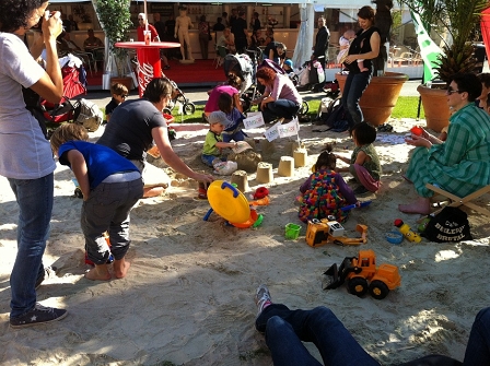 Spielende Kinder im Sand